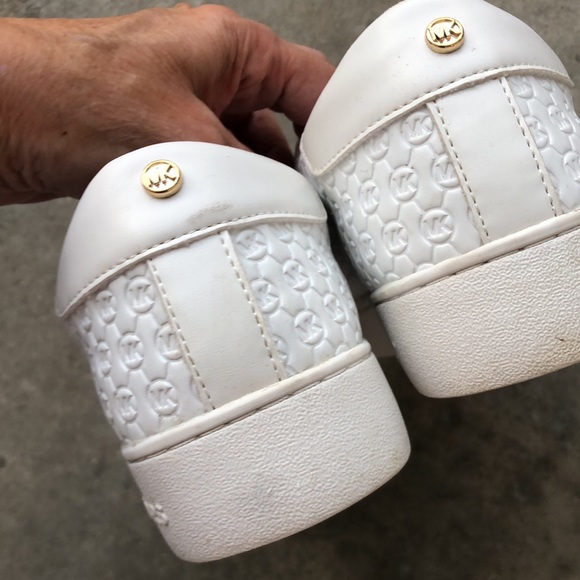 Michael Kors white tennis shoes Size 9m🌸 - Picture 3 of 6